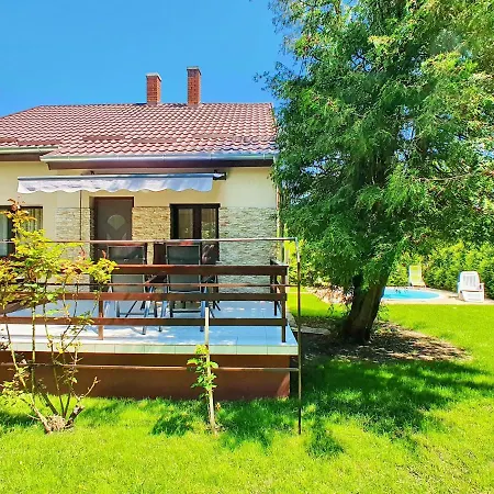 Holiday House Ervin No. 66. *